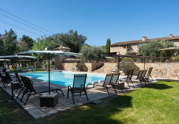 The pool is reached in a few steps by crossing the garden or going down a short flight of stairs - Villa Le Beringhe