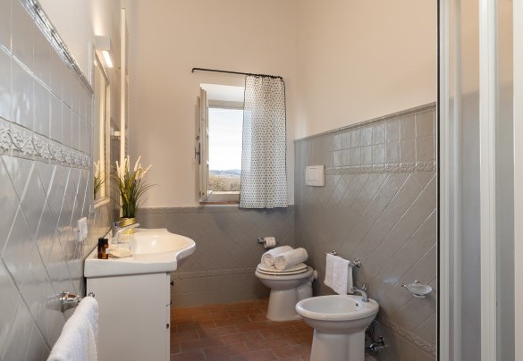 Bathroom with shower no. 7 (unit 5, first floor) - Villa Le Beringhe