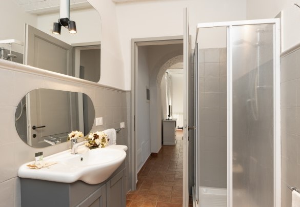 Bathroom with shower no. 5 (unit 3, ground floor) - Villa Le Beringhe
