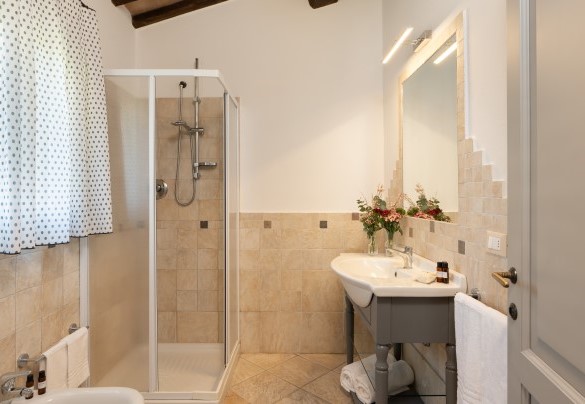 Bathroom with shower no. 6 (unit 4, ground floor) - Villa Le Beringhe