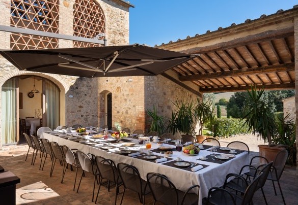 The courtyard at the exit of the dining room - Villa Le Beringhe