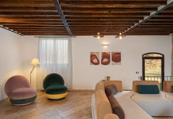 Living room on the ground floor in the common area - Villa Le Beringhe