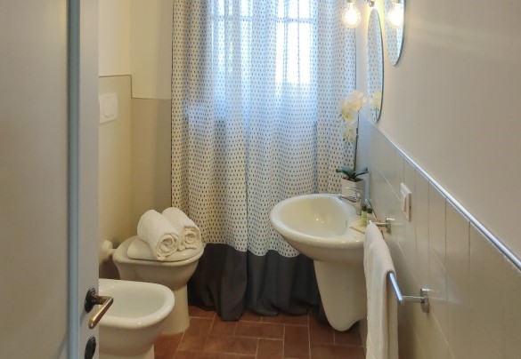 Bathroom with shower no. 1 (unit 1, ground floor) - Villa Le Beringhe