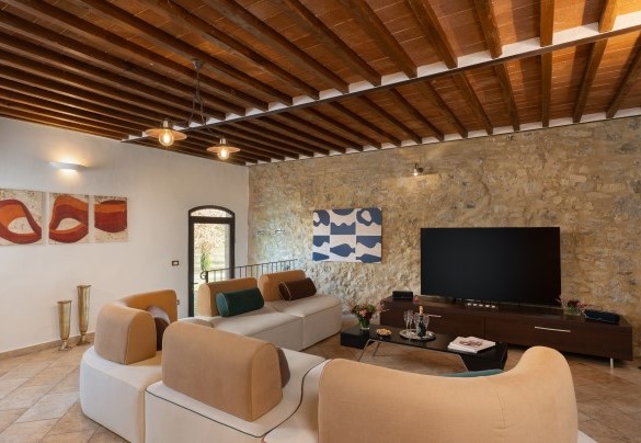 Living room with smart TV in the common area - Villa Le Beringhe