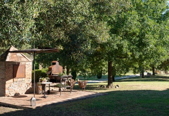 Barbecue and wood oven located at the back - Villa Le Beringhe
