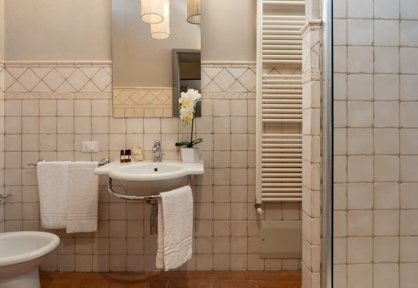 Bathroom with shower no. 11 (unit 7, first floor) - Villa Le Beringhe