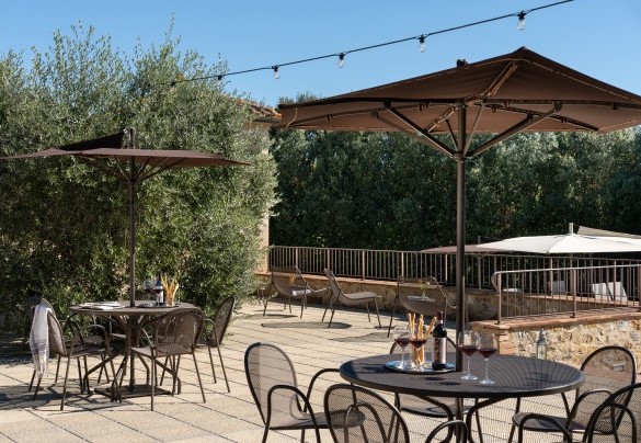 A spacious terrace with a relaxation area - Villa Le Beringhe