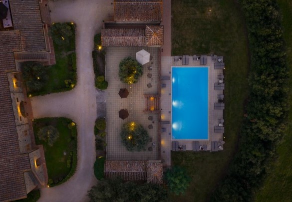 Aerial view of the pool and the spacious adjacent terrace - Villa Le Beringhe