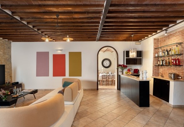 Living room with smart TV in the common area - Villa Le Beringhe