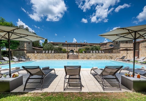 The pool is located in an area in front of the villa - Villa Le Beringhe