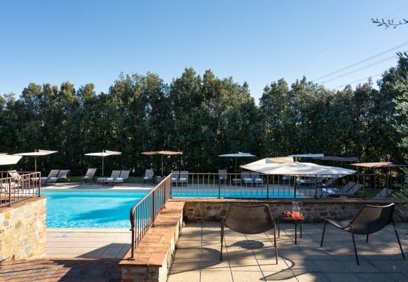 A spacious terrace with a relaxation area adjacent to the pool - Villa Le Beringhe