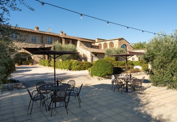 A spacious terrace hosts the outdoor relaxation area - Villa Le Beringhe