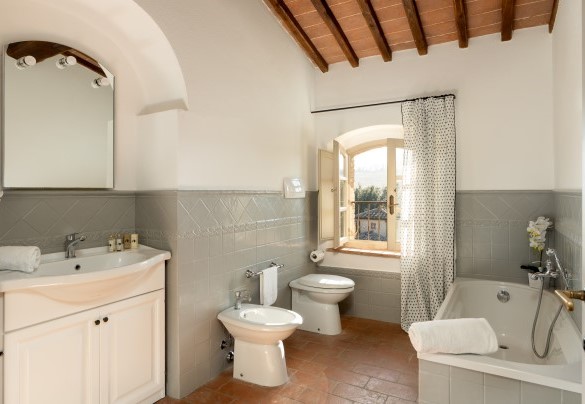 Bathroom with tub no. 10 (unit 6, first floor) - Villa Le Beringhe