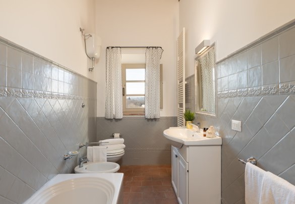 Bathroom with tub no. 8 (unit 5, ground floor) - Villa Le Beringhe