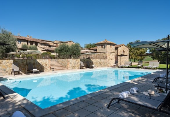Well-equipped pool area - Villa Le Beringhe