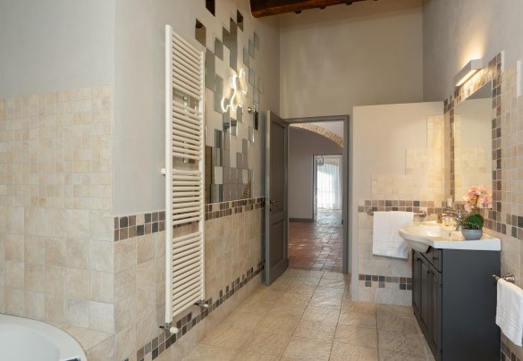 Bathroom with shower and bathtub no. 12 (unit 7, first floor) - Villa Le Beringhe