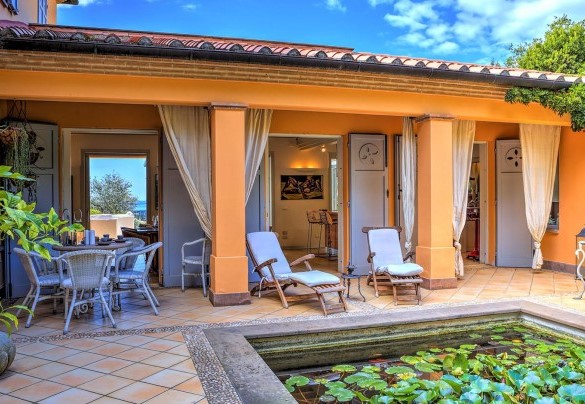 External pond with water lilies and goldfish - Villa le Cave 