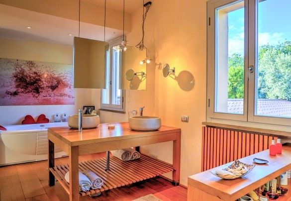 Bagno n.5 con vasca, a servizio della camera n.6, piano primo - Villa le Cave