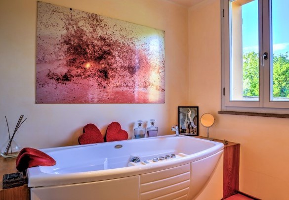 Bagno n.5 con vasca, a servizio della camera n.6, piano primo - Villa le Cave