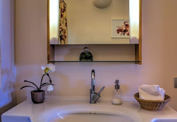 Bathroom n.3 with shower, serving room n.3 and n.4, ground floor - Villa le Cave