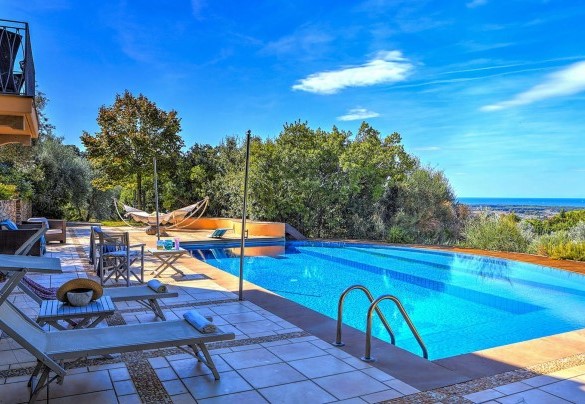 Infinity pool with sunbathing area and views of the sea and hills - Villa le Cave 