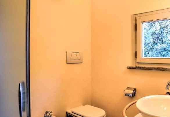 Bathroom n.1 with shower, serving room n.1, ground floor - Villa le Cave
