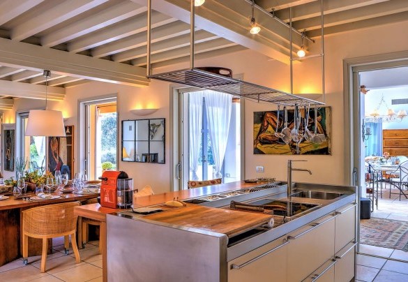 Spacious kitchen and dining room - Villa le Cave 