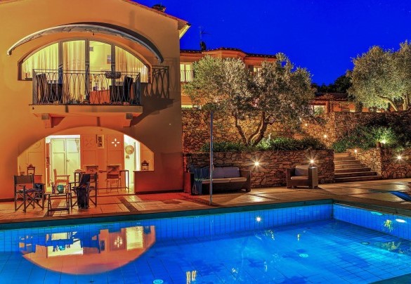 Infinity pool with sunbathing area and views of the sea and hills - Villa le Cave 