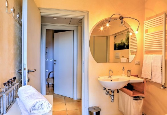 Bagno n.4 con doccia, a servizio della camera n.5, piano primo - Villa le Cave