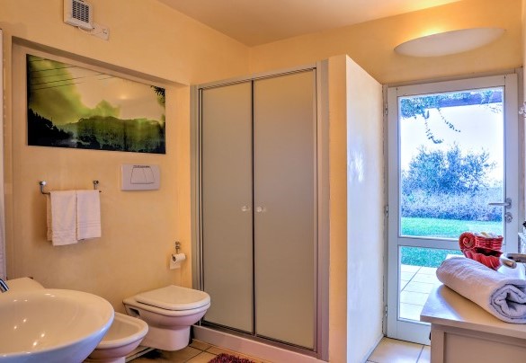 Bagno n.4 con doccia, a servizio della camera n.5, piano primo - Villa le Cave