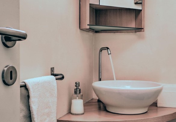 Bathroom n.1 with shower, serving room n.1, ground floor - Villa le Cave