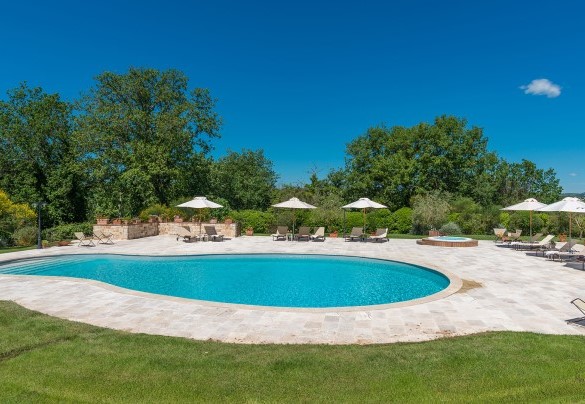 La piscina è rivestita in PVC, corredata di scala romana e faretti interni – Villa Le Chiarne 