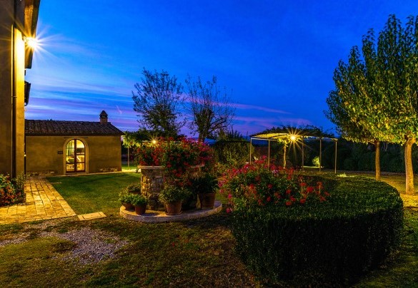 Il tramonto dietro le colline e la villa che si illumina – Villa Le Chiarne