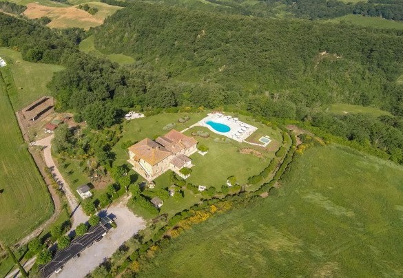 Gli splendidi paesaggi delle Crete senesi che contornano la proprietà – Villa Le Chiarne 