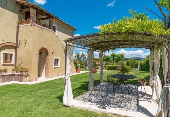 Il gazebo per piacevoli momenti all’ombra naturale – Villa Le Chiarne