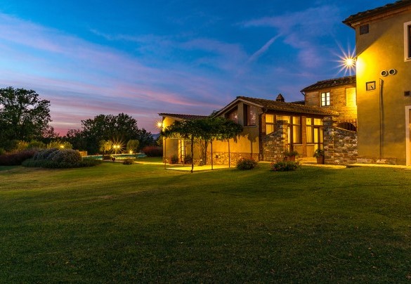La villa all'imbrunire – Villa Le Chiarne  