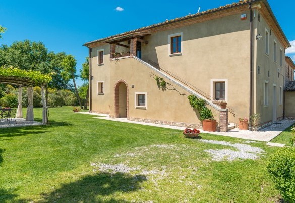 L’accudito giardino che circonda la villa – Villa Le Chiarne 