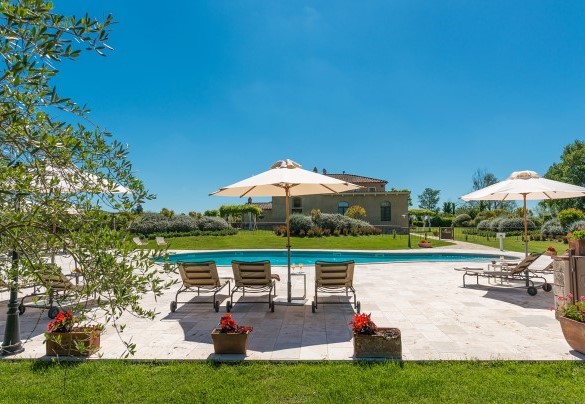 Il grande solarium attrezzato con lettini, sdraio, ombrelloni e tavolini – Villa Le Chiarne 
