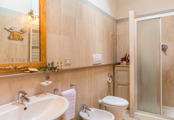 Bagno con doccia n.1, en-suite alla camera n.1 – Villa Le Chiarne 