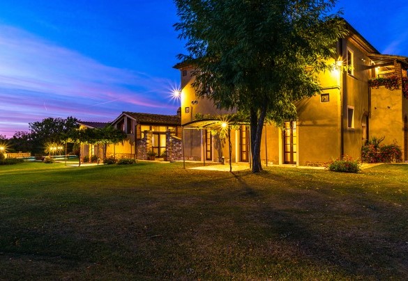 Dopo il tramonto la villa acquista un nuovo charme – Villa Le Chiarne 