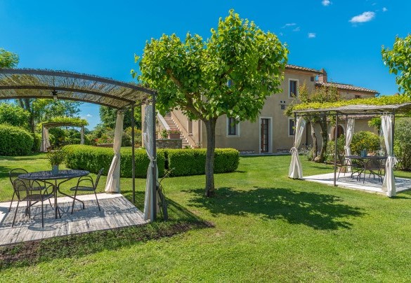 I gazebo per piacevoli momenti all’ombra naturale – Villa Le Chiarne 