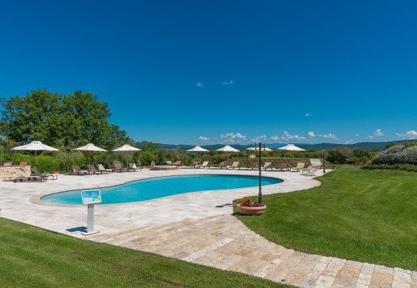 La piscina dalla forma libera, con una superficie di 110 mq e profondità 0,70-1,50m – Villa Le Chiarne 