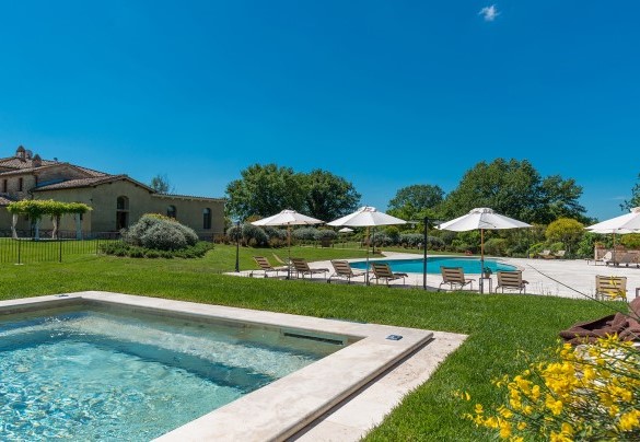 La vasca idromassaggio riscaldabile, dalla forma squadrata di dimensioni 4 x 4 m – Villa Le Chiarne 