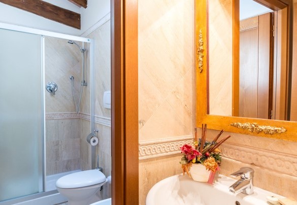 Bagno con doccia n.3, en-suite alla camera n.3 – Villa Le Chiarne 