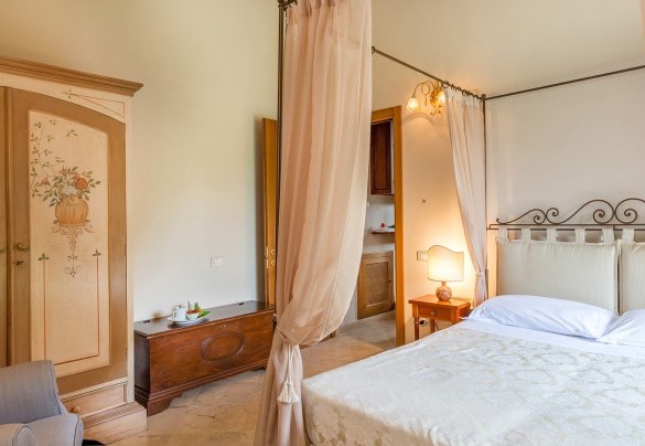 Camera matrimoniale n.1 con bagno en-suite, al piano terra – Villa Le Chiarne 