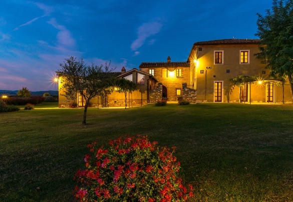 La proprietà avvolta da luci dai toni caldi e soffusi – Villa Le Chiarne 