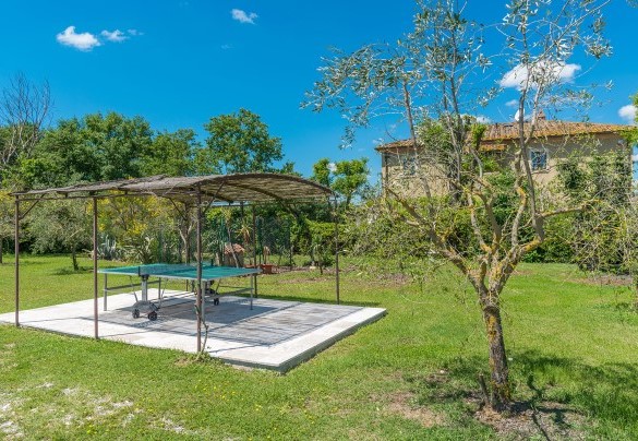 Il tavolo da ping pong all’ombra del gazebo, circondato dal verde – Villa Le Chiarne 