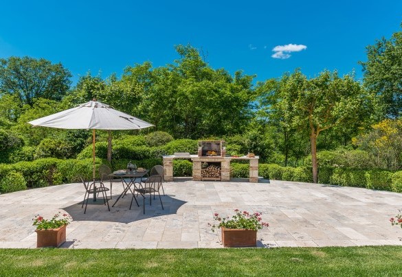 La grande area barbecue attrezzata – Villa Le Chiarne 