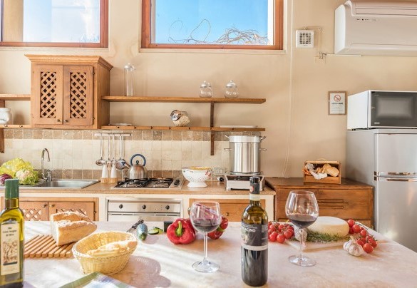 La cucina attrezzata con uscita nella corte – Villa Le Chiarne