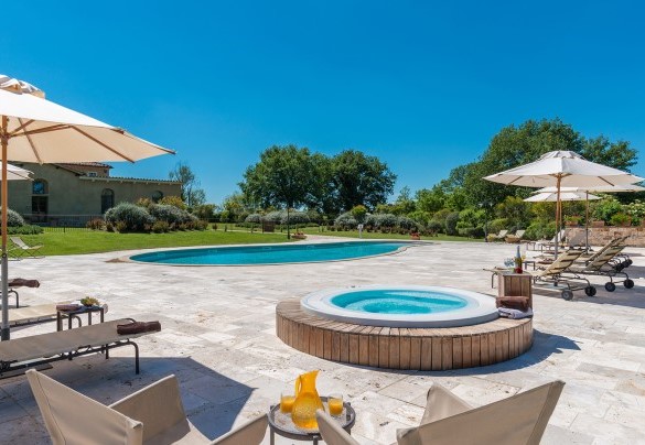 Il solarium attrezzato per garantire pieno relax e privacy – Villa Le Chiarne 